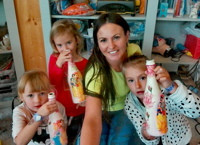 kolorowe butelki wykonane przez dzieci