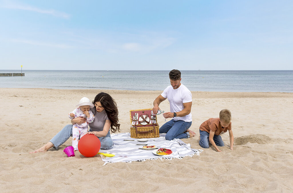 plaża rodzina piknik