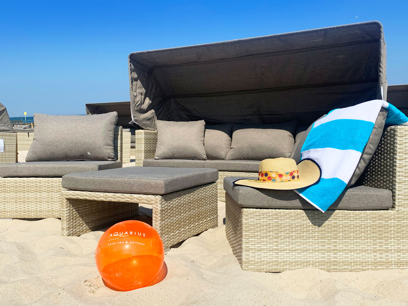Box wypoczynkowy na plaży przy hotelu AQUARIUS SPA