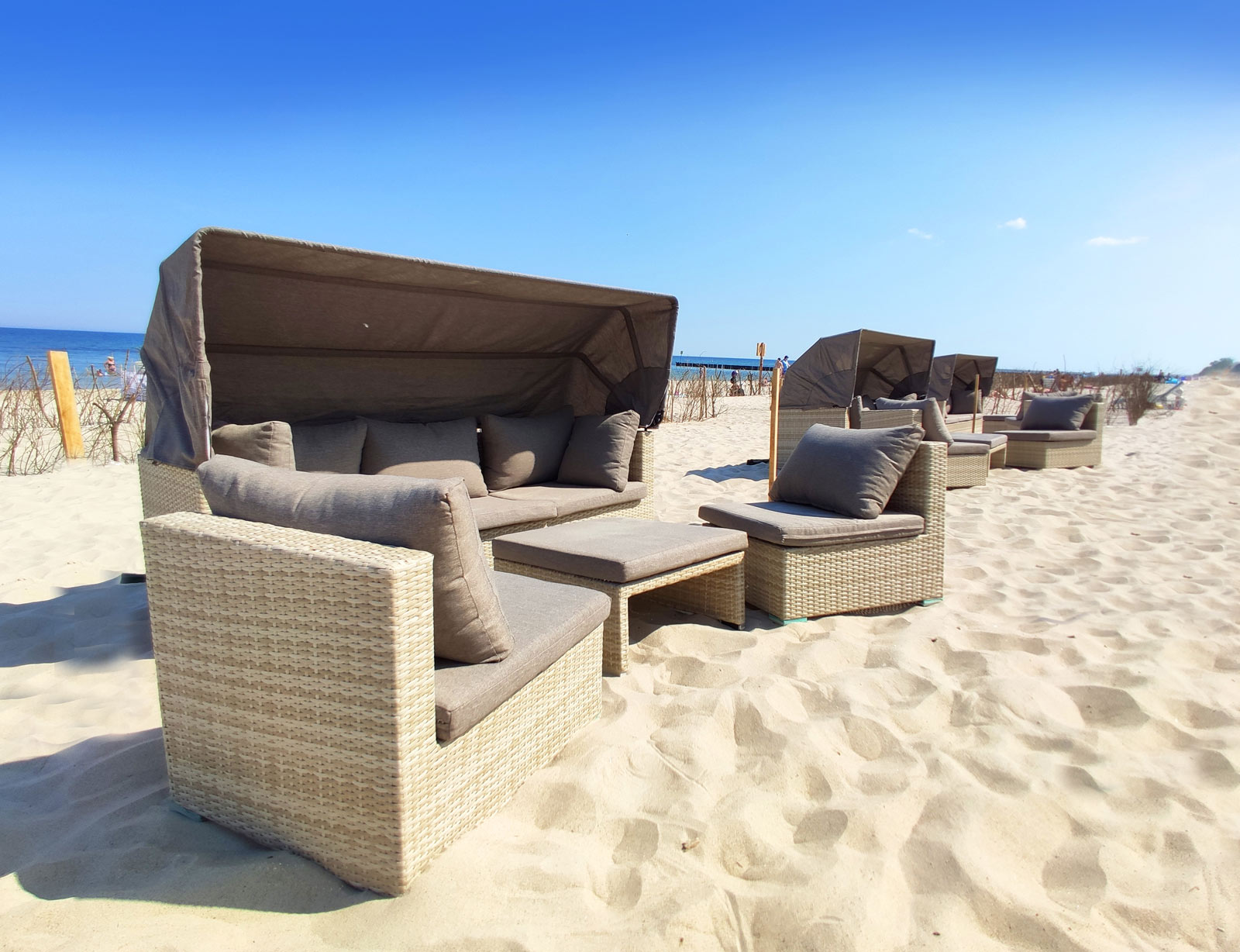Kosze na plaży przy hotelu AQUARIUS SPA