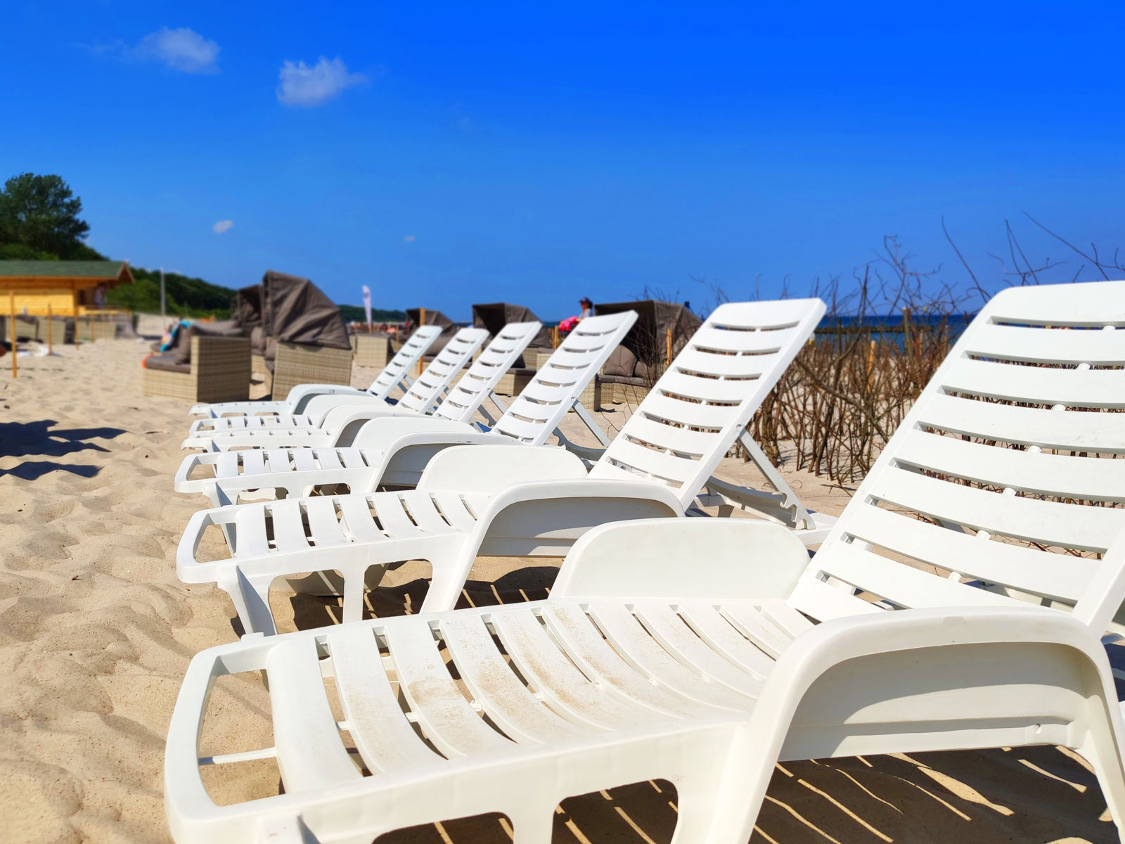 Leżaki na plaży przy hotelu AQUARIUS SPA