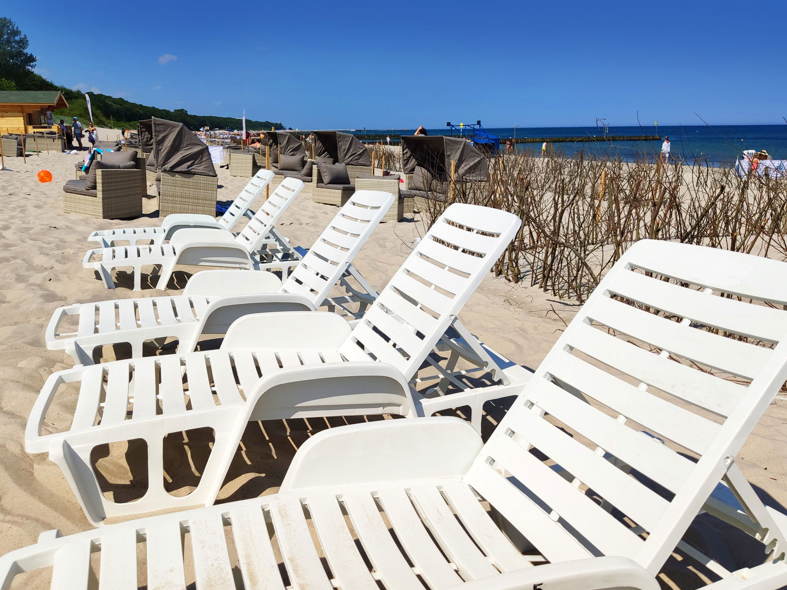 Leżaki na plaży nad morzem