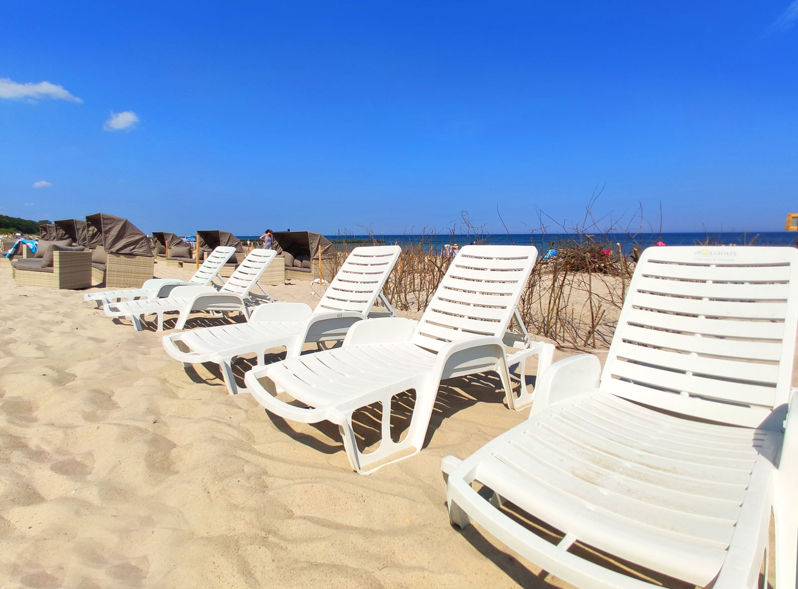 leżaki plażowe przy hotelu AQUARIUS SPA