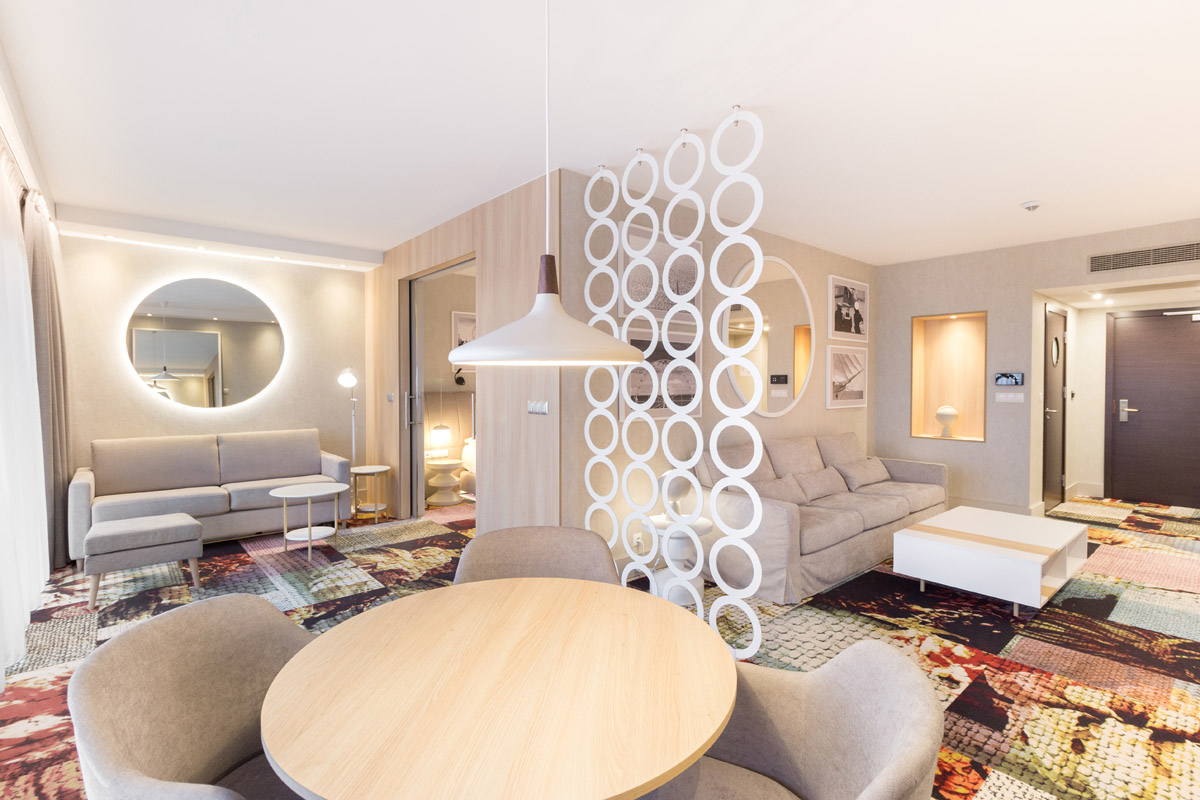 Salon w apartamencie od strony okna