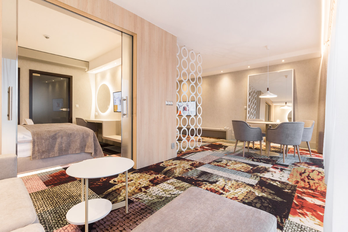 Salon i sypialnia w apartamencie od strony okna
