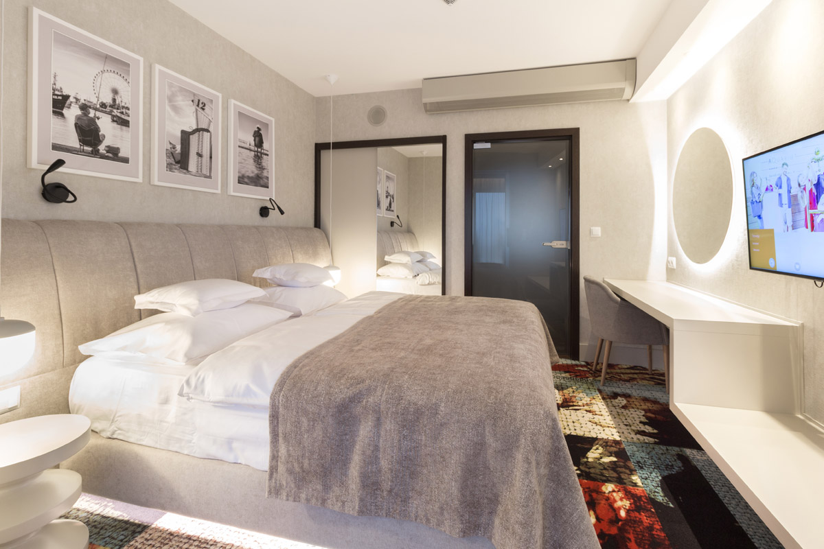 Sypialnia w apartamencie od strony okna