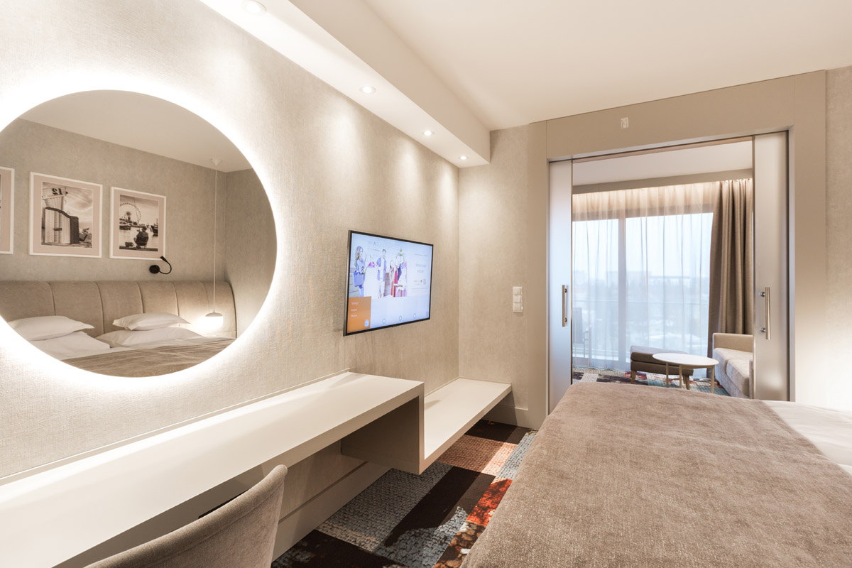 Sypialnia w apartamencie od strony okna
