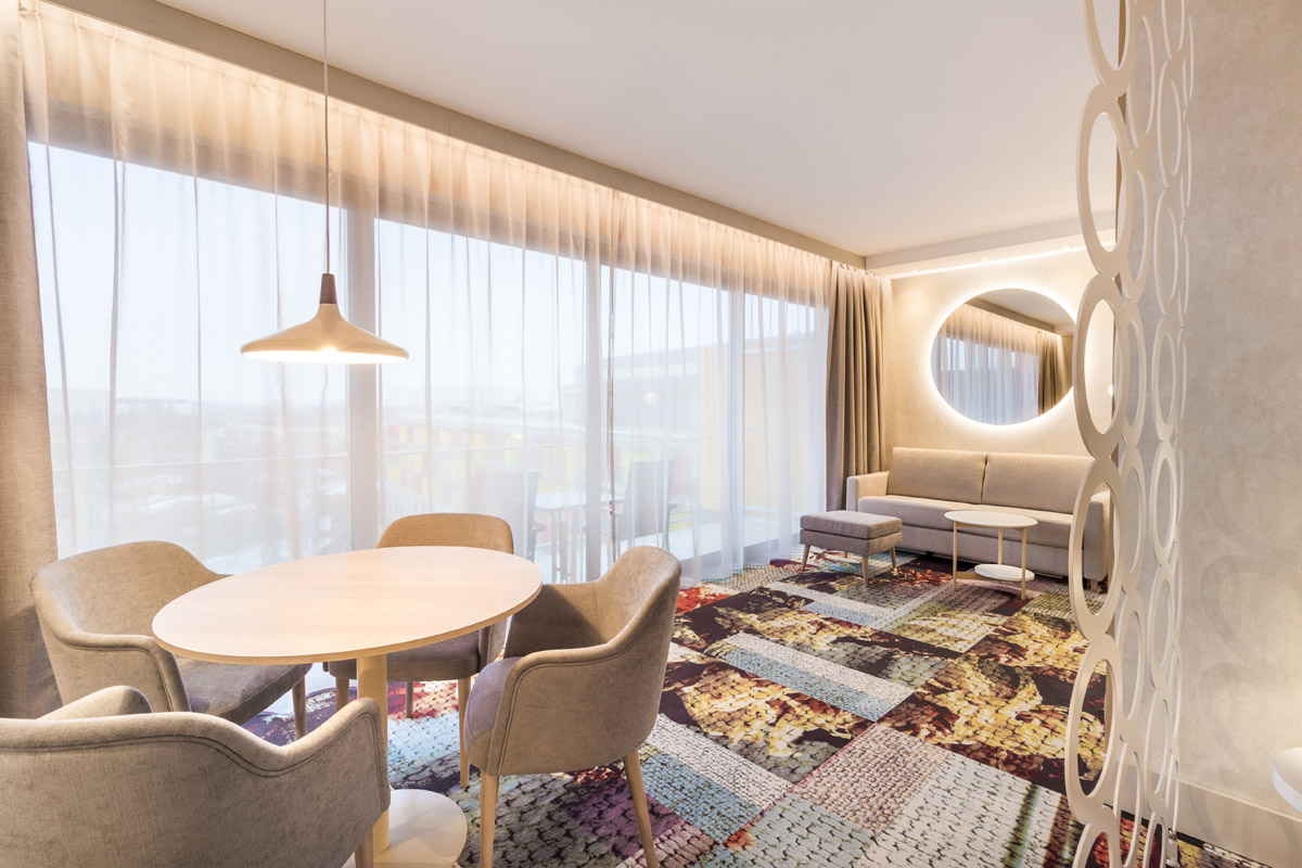 część gościnna w apartamencie od strony okna