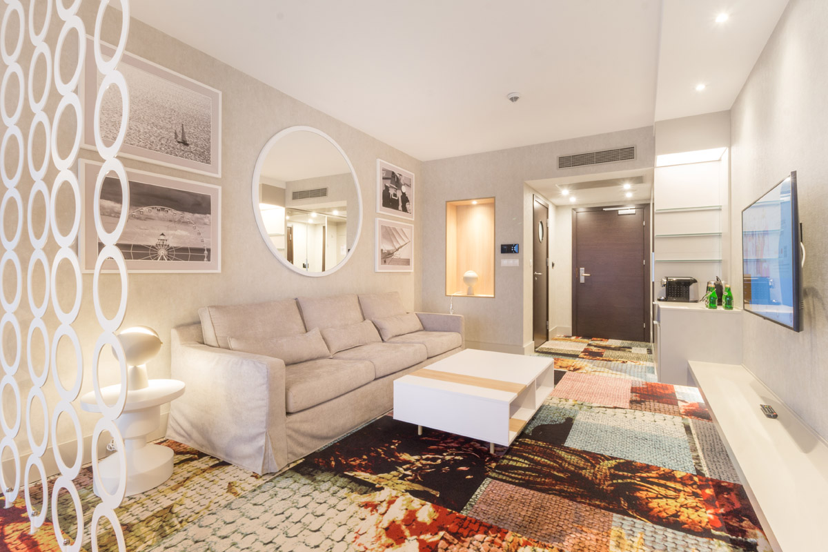 część gościnna w apartamencie od strony okna