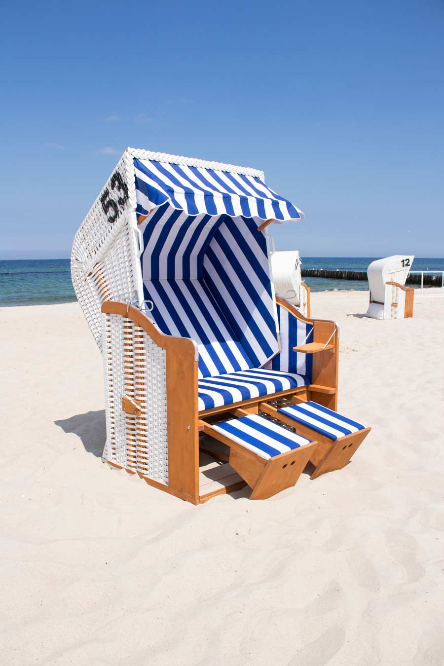 rozłożony kosz plażowy