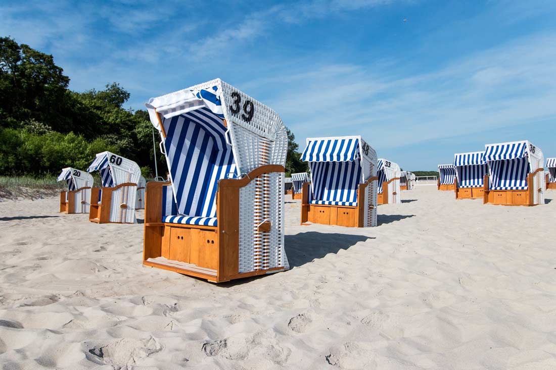 kosze na plaży hotelowej